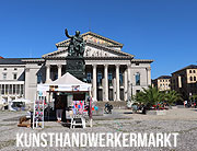 "Sommer in der Stadt" - Kunsthandwerkermarkt zwischen Odeonsplatz und Max-Josephplatz vor der Oper jeden Donnerstag und Freitag seit 07.08.2020 (©Foto: Martin Schmitz)